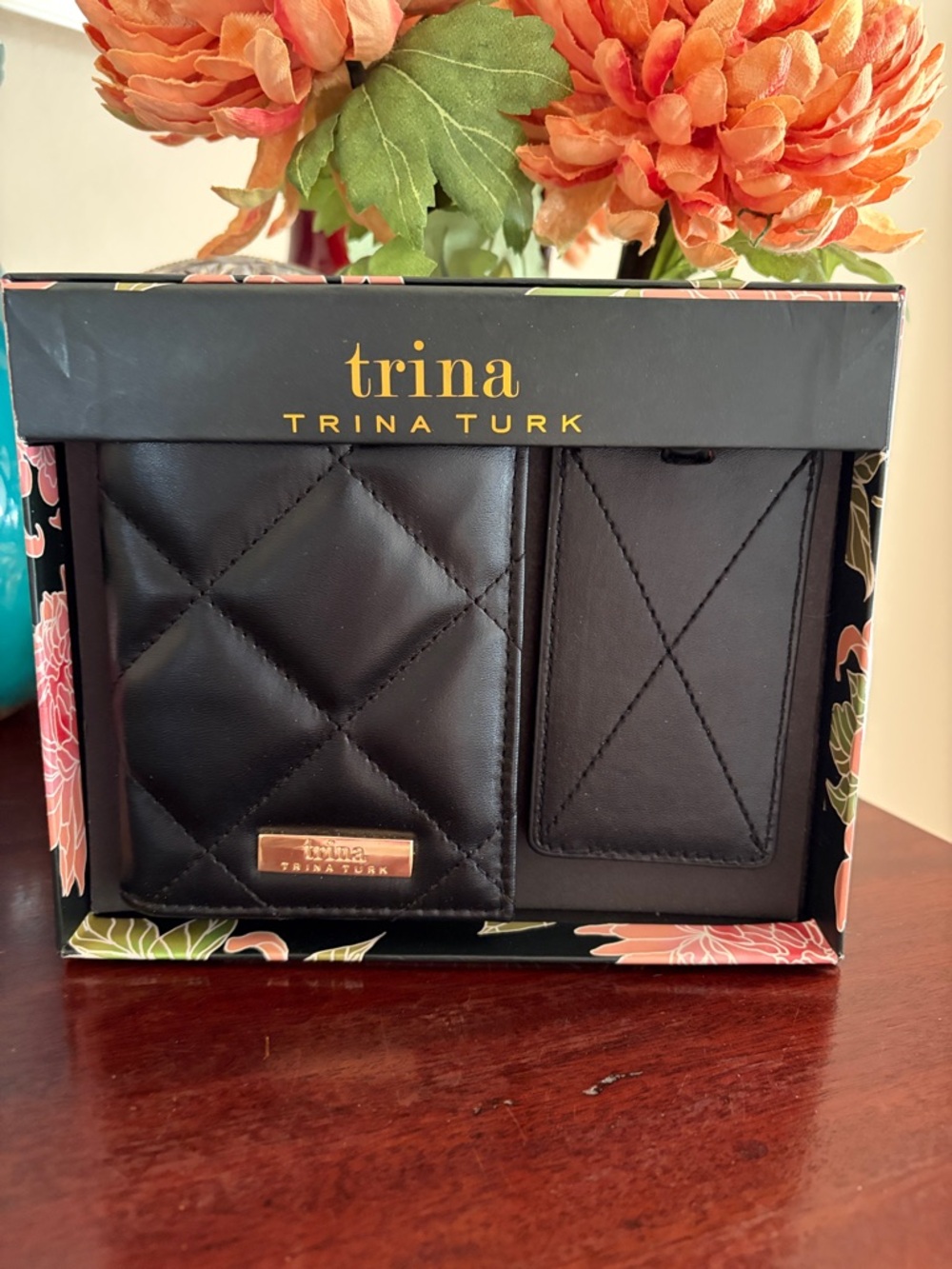 NWT Trina Turk 2 piece travel set Quilted Passport Wallet and Luggage Tag